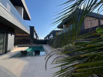 Havuzlu Modern Döşemealtı Özel Villa